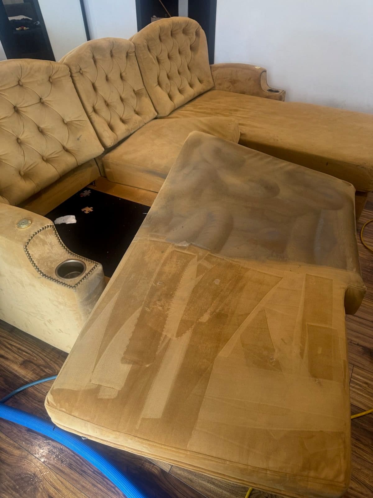 Gallery photos for Fresh and Clean Velvet Sofa in Van Nuys: Image #1